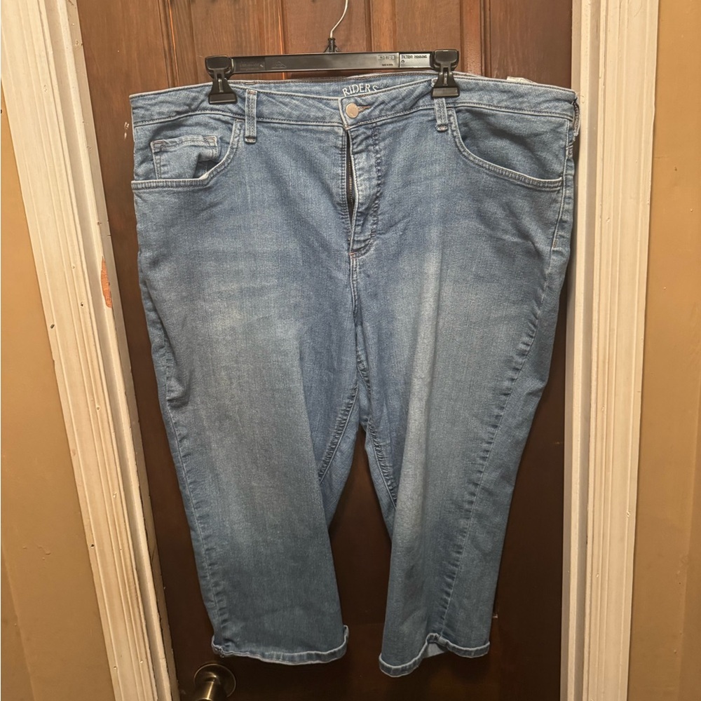 Women’s Size 22 Riders by Lee Light Blue Denim Midrise Capris Jeans